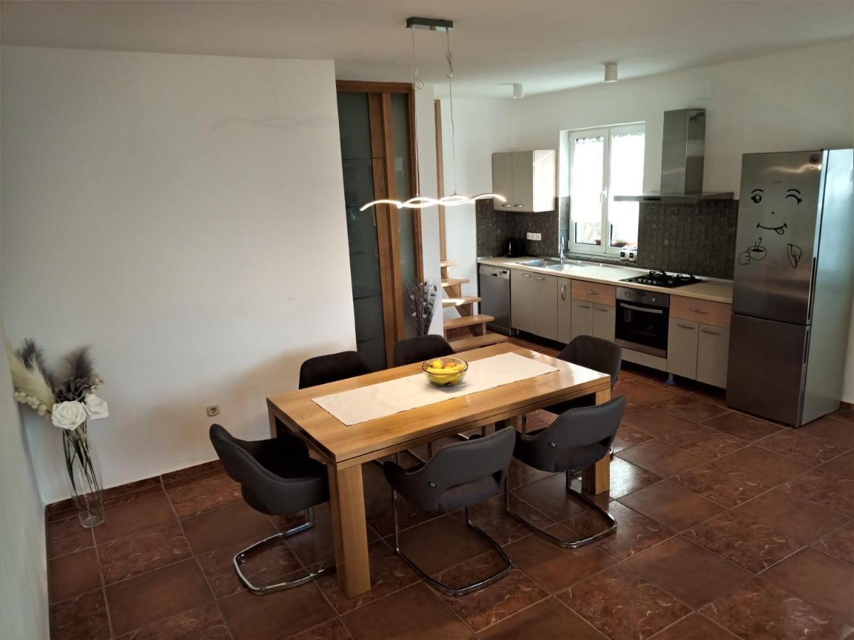 apartman Emili Malinska Exterior foto