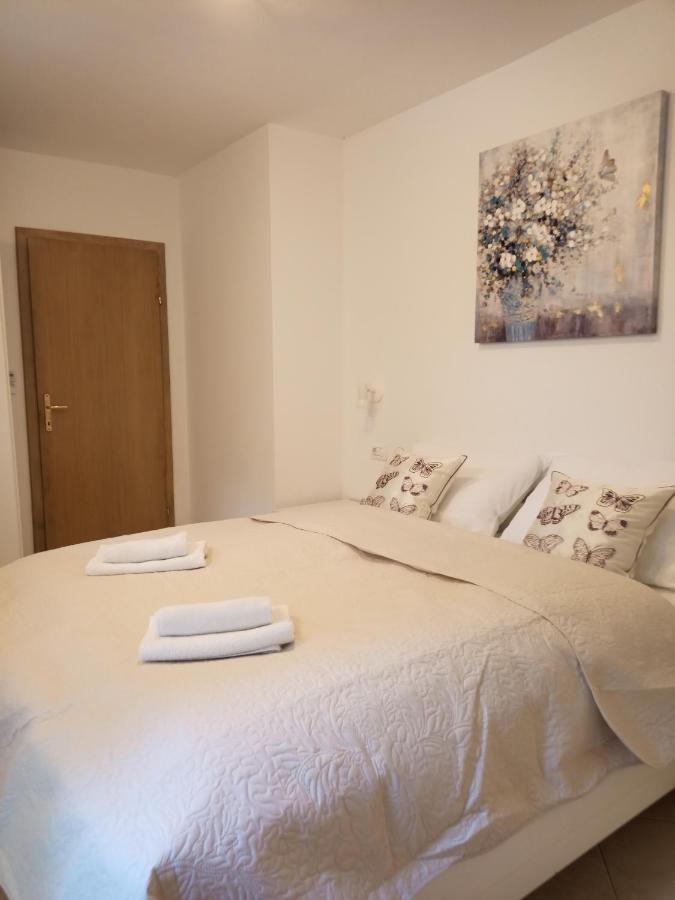 apartman Emili Malinska Exterior foto